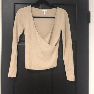 Leith cropped nude long sleeve, low v-neck,
